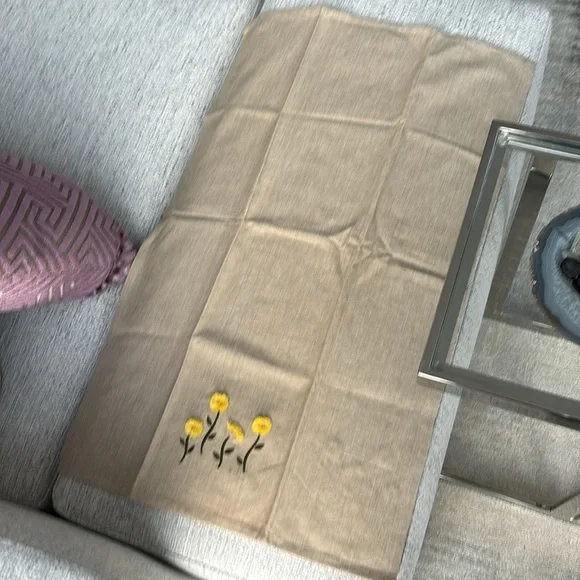 Brand New Tea / Hand Towel with Daisies - BNWT - Picture 5 of 6